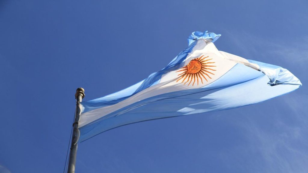 Argentines Opt For Stablecoins Amid Economy Minister Resignation