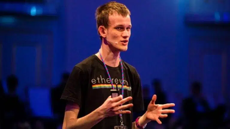 Ethereums-Vitalik-Buterin Ethereum cotiza ahora en torno a un nivel de soporte crucial y los analistas temen que sufra un duro golpe si el soporte no se mantiene. En este escenario, el movimiento de Buterin ha causado mucho revuelo en el sector. Se especula con que el creador de Ethereum está vendiendo sus holdings de ETH. Esto no puede ser una buena señal para el token, ya que puede desatar el pánico entre sus holders. Según algunos informes, Buterin reembolsó 250.000 tokens RAI y retiró $1,6M de ETH. Sin embargo, seguía sin haber una razón concreta por la que transfiriera un gran número de tokens a un exchange centralizado. La noticia provocó una degradación del precio de ETH. La moneda está siendo tradeada al precio de $1,675 con una capitalización bursátil de $201 mil millones. Cofundador de Ethereum envía 600 ETH a Coinbase. ¿Está ETH en peligro? ¿SE AVECINAN DÍAS DIFÍCILES PARA ETHEREUM (ETH)? Según algunos analistas, la principal altcoin tiene que mantener una posición por encima de $1.600. Una caída por debajo de esta marca puede inducir una racha bajista prolongada, causando estragos en el token y haciéndolo retroceder hasta un mínimo de $1.000. El riesgo de una caída de ETH a $1.000 puede ser bajo, pero sigue presente. Por otro lado, la media mensual de usuarios activos en la red de Ethereum ha caído por debajo de la media anual. Lo que indica que la actividad en la cadena es limitada y que la comunidad del token carece de confianza. En general, esto se observa cuando la salud y la utilización de una red de criptomonedas son precarias. ¿Se avecinan días difíciles para Ethereum (ETH)? Además, el mercado mundial de criptomonedas atraviesa una fase preocupante. El reciente hundimiento del mercado provocó liquidaciones por valor de más de $1.000 millones. Por ello, muchos inversores y traders prefieren mantenerse al margen durante un tiempo. El equipo de Ether trabaja actualmente en la actualización "Cancún", que aportará abstracción de cuentas, aumentará el escalado y mejorará la eficacia de almacenamiento de la red. La actualización reviste una gran importancia para la criptomoneda tras la actualización de Shanghai.